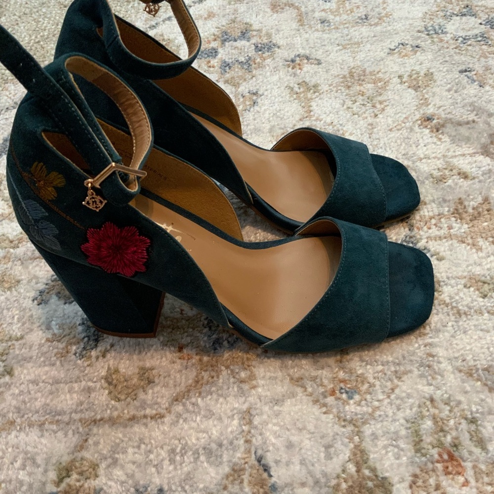 Lanette Lapore Open-Toed Floral Embroidered Suede Shoes size 6
